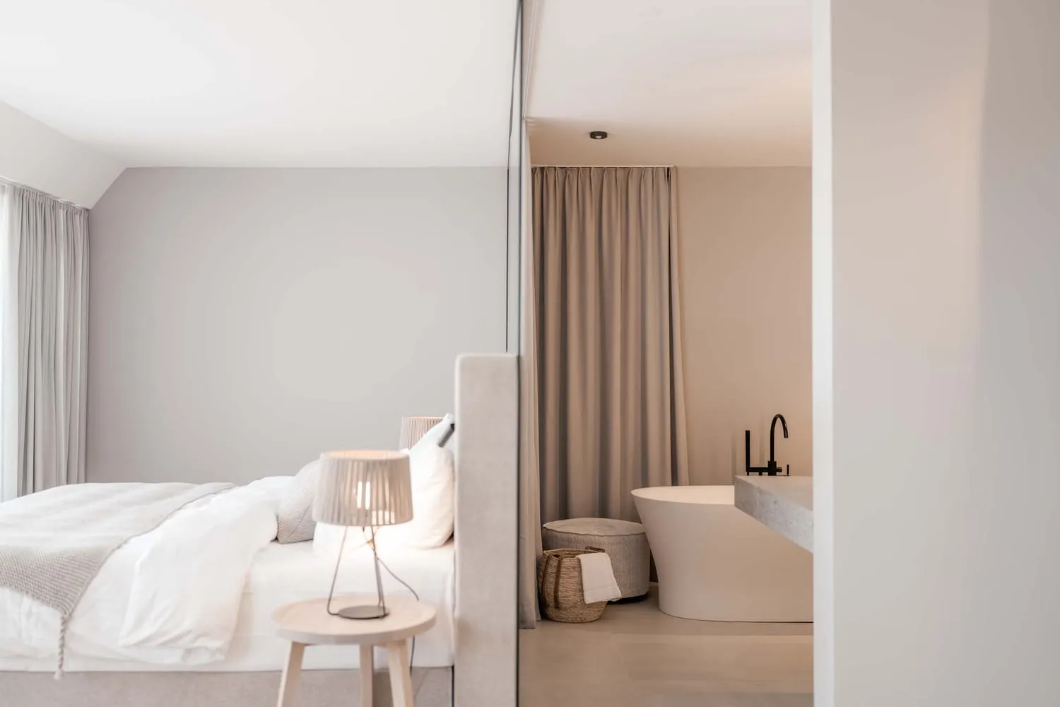 Sleeping area of the NILS Suite with free-standing bathtub
