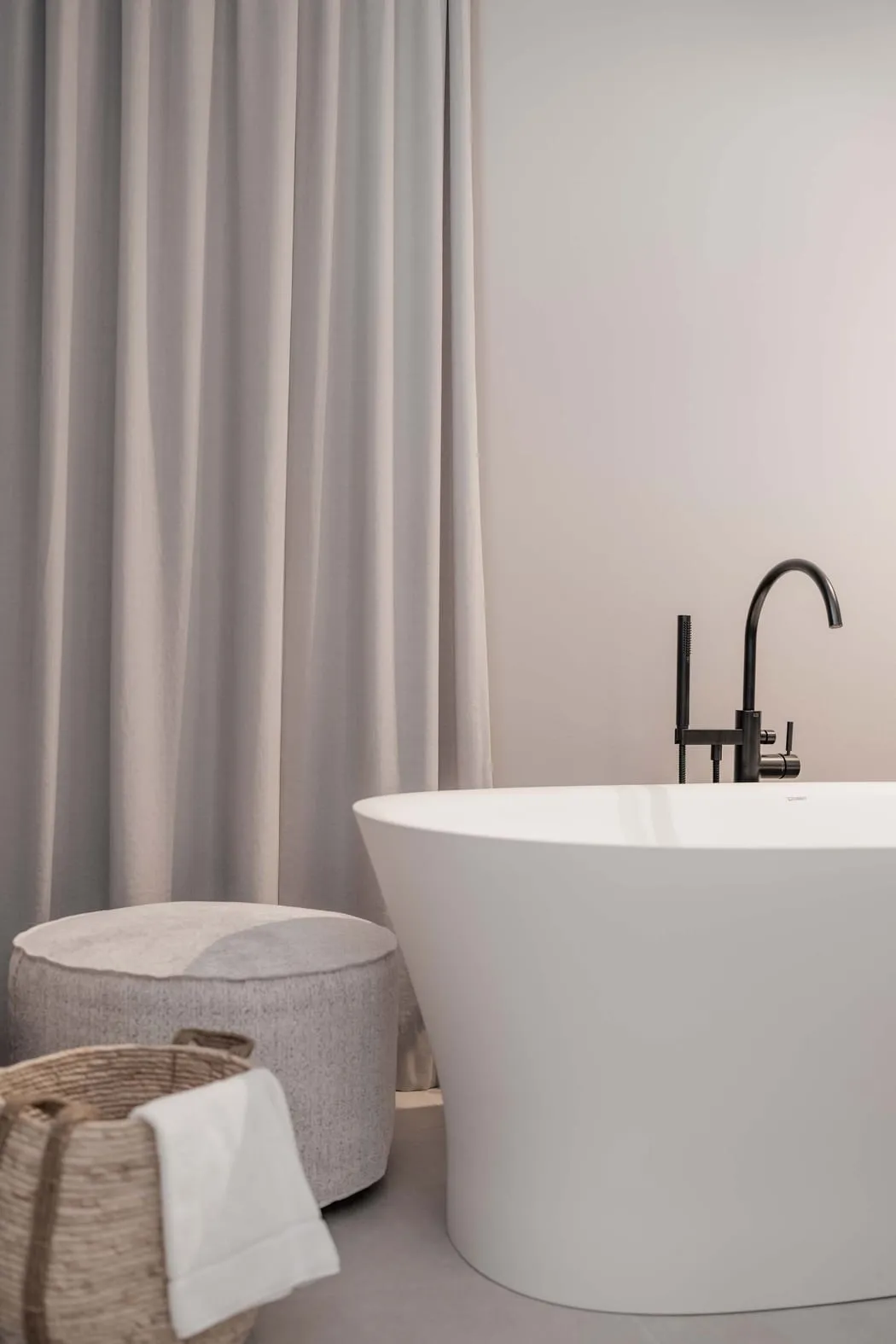 Free-standing bathtub in the NILS Suite